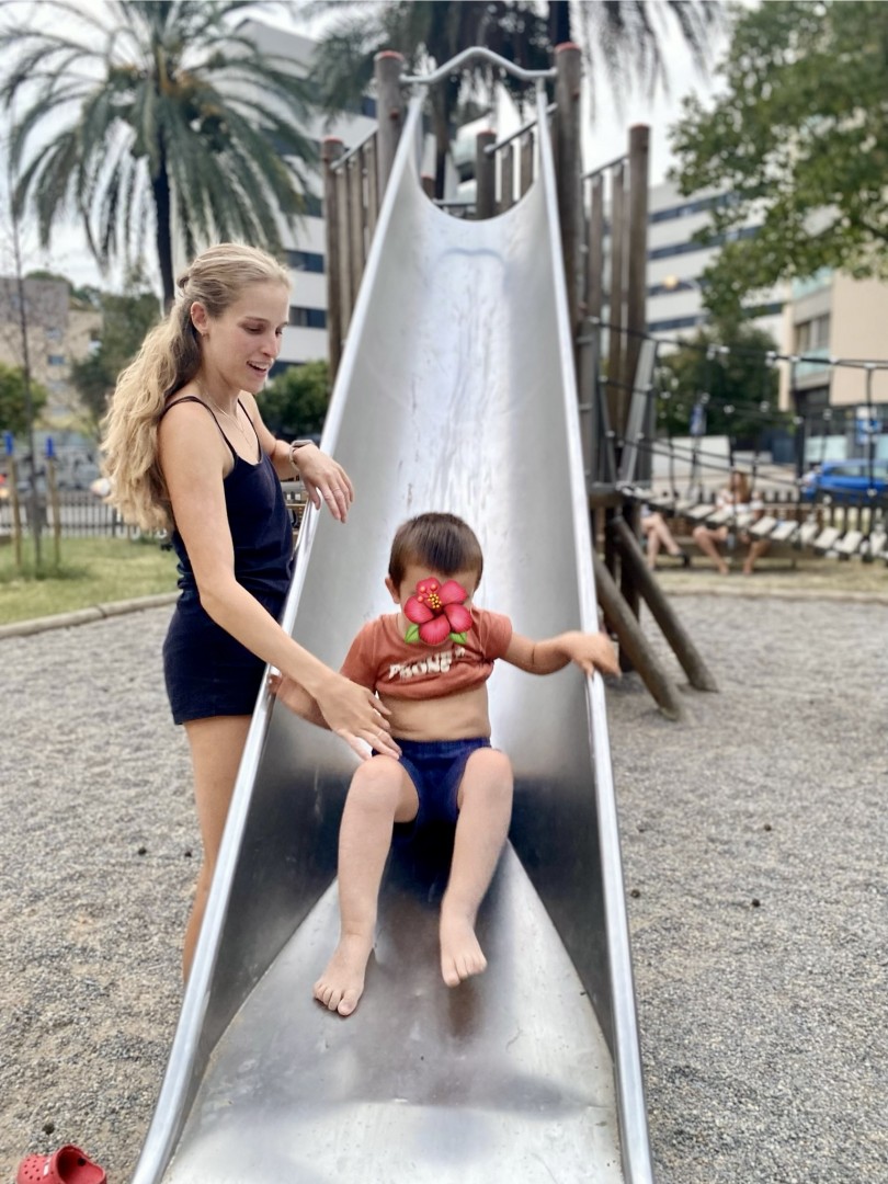 Jázmin summer au pair programja_kisfiúval játék